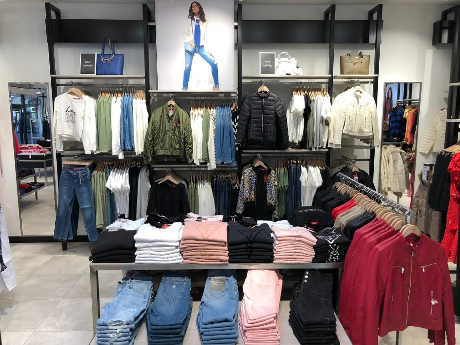 GUESS, Designer-Outlet-Straße in Parndorf