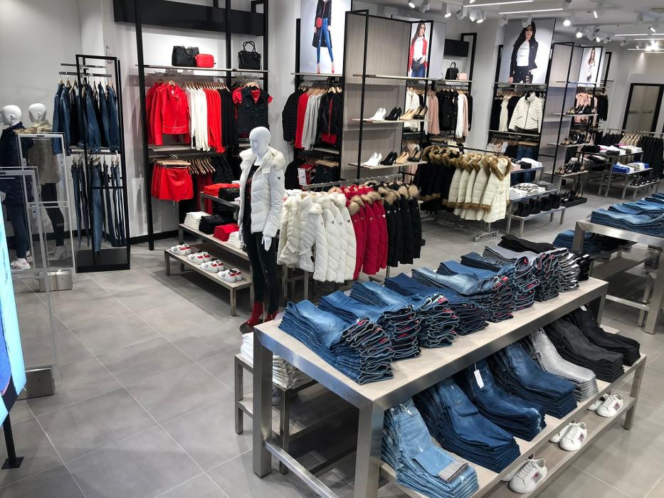 GUESS, Kasernenstraße in Himmelreich