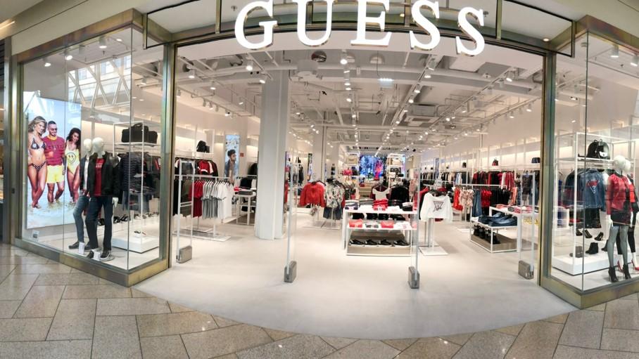 GUESS, Plus-Kauf-Straße in Pasching