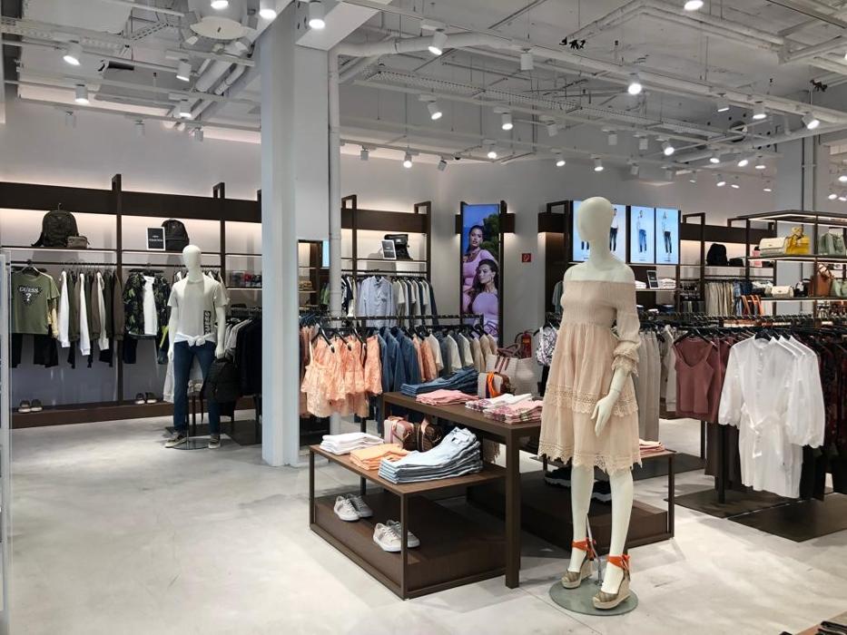 GUESS, Plus-Kauf-Straße in Pasching