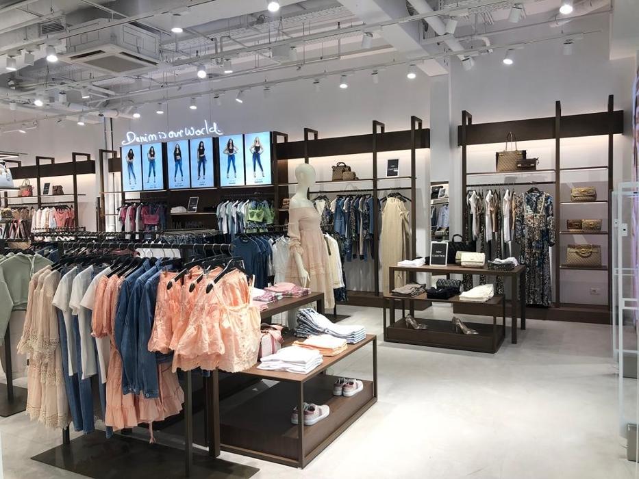 GUESS, Plus-Kauf-Straße in Pasching