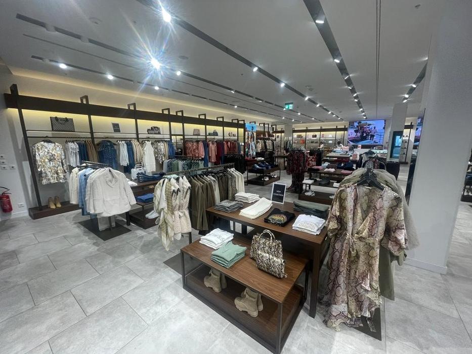 GUESS, Ebisquare-Strasse in Ebikon