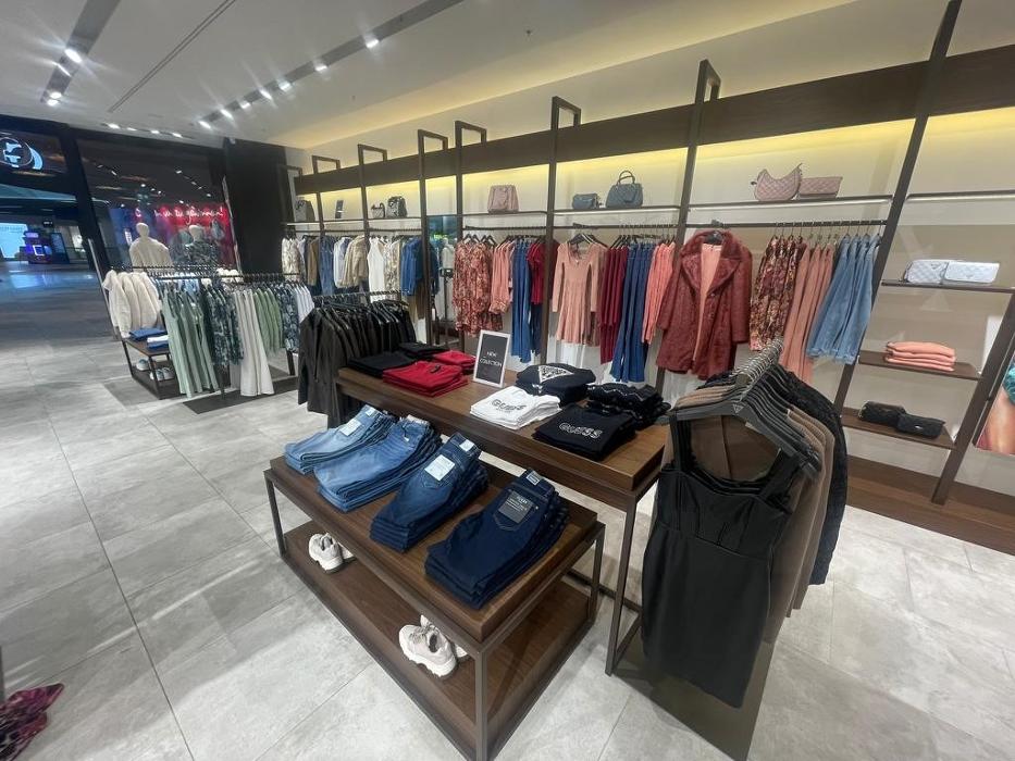 GUESS, Ebisquare-Strasse in Ebikon