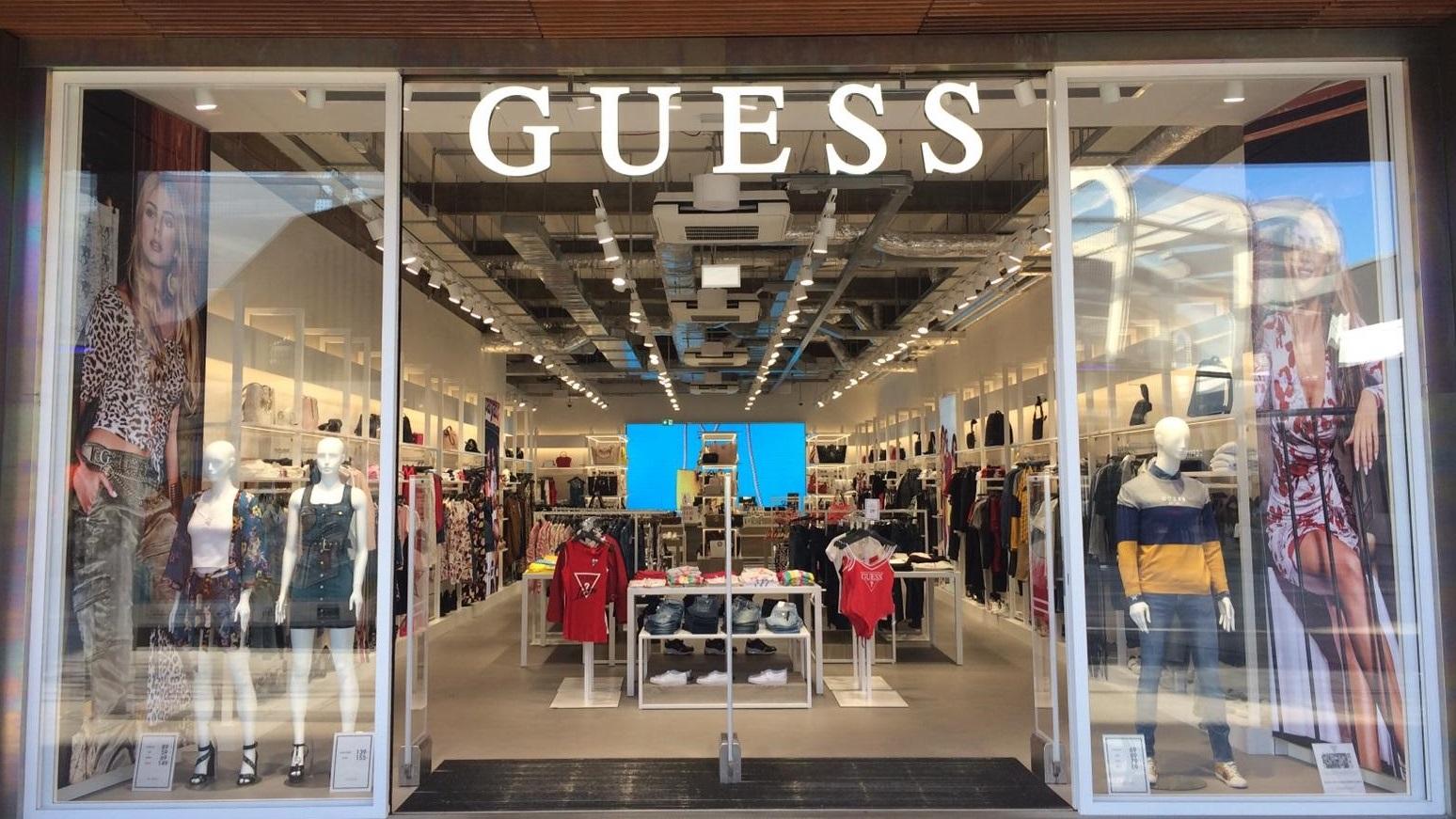GUESS, Am Einkaufszentrum in Bochum