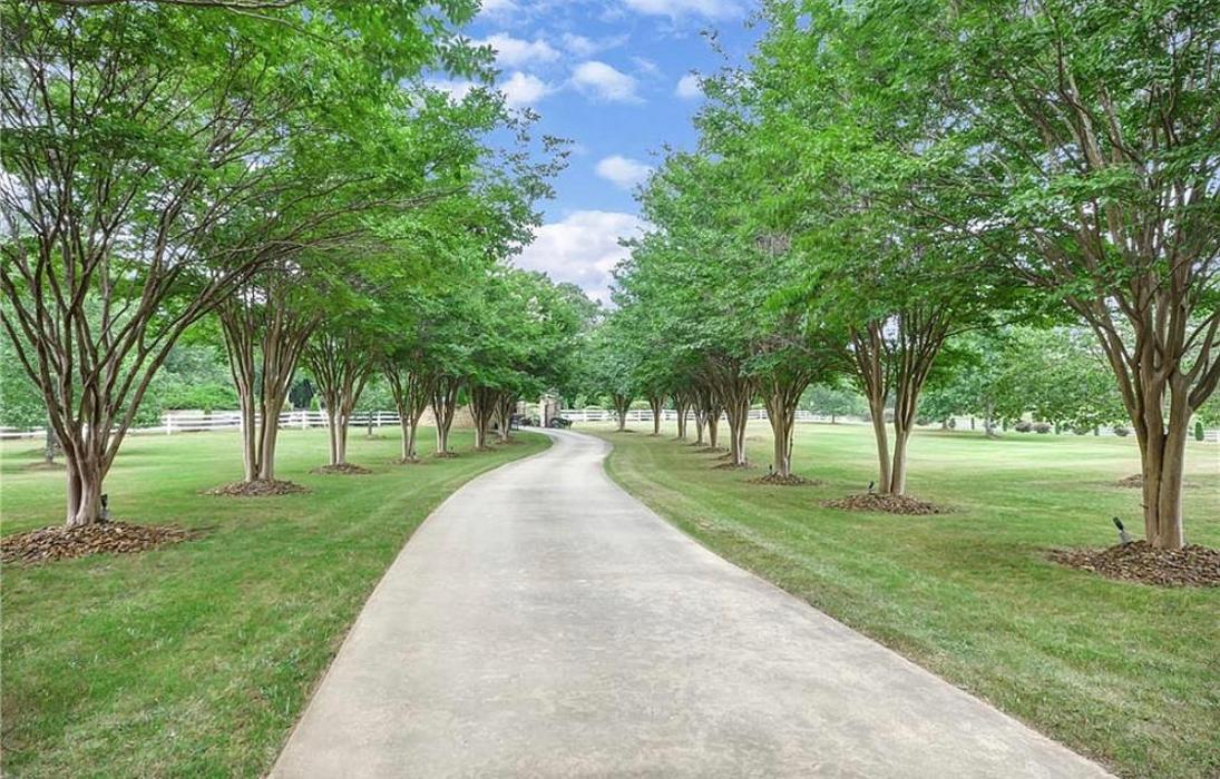 Mowtown Lawn Care - Powder Springs, GA
