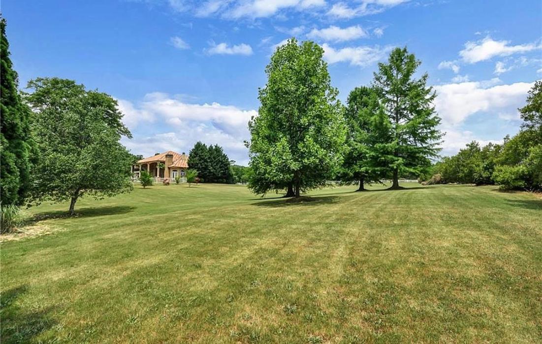 Mowtown Lawn Care - Powder Springs, GA