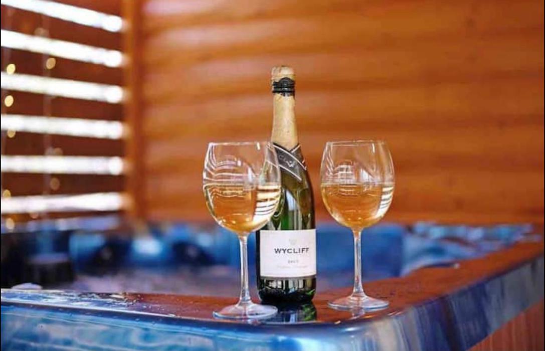 McIntyre Moonlit Mountain Cabins LLC - Broken Bow, OK