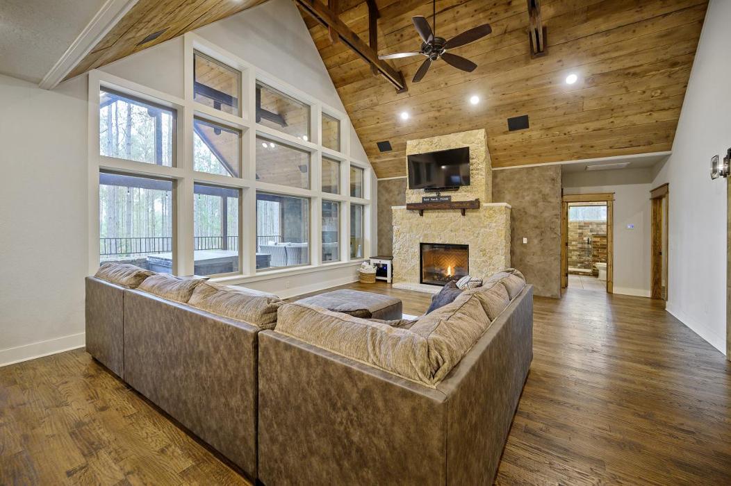 McIntyre Moonlit Mountain Cabins LLC - Broken Bow, OK