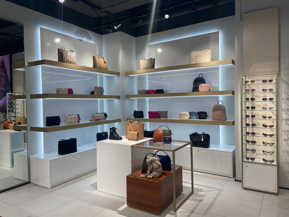 GUESS ACCESSORIES, Kasernenstraße in Himmelreich