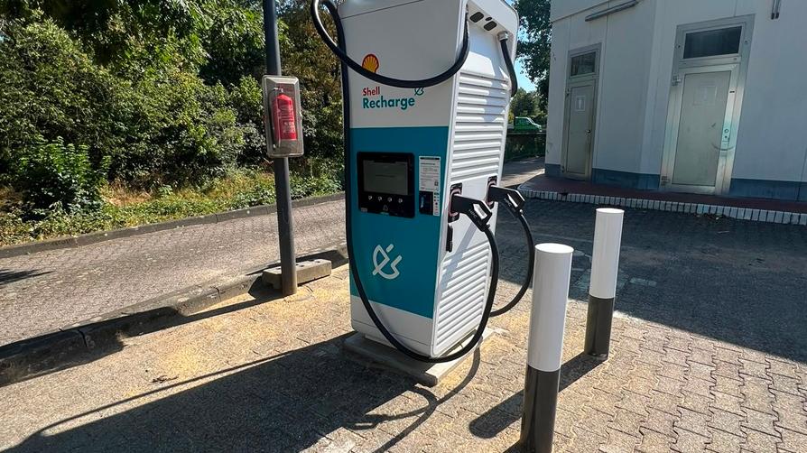 Shell Recharge Charging Station, Karlsruher Straße in Düsseldorf