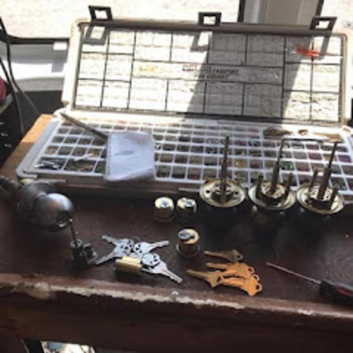 D &amp; S Lock &amp; Key Logo