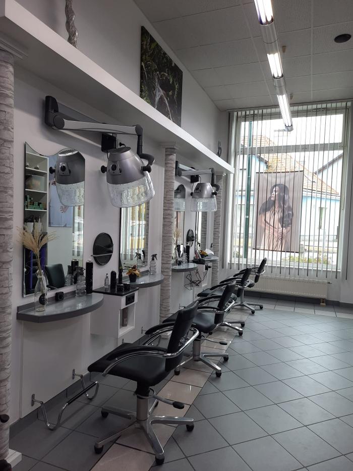 Amoi Schneid´n, Hauptstraße in Felixdorf