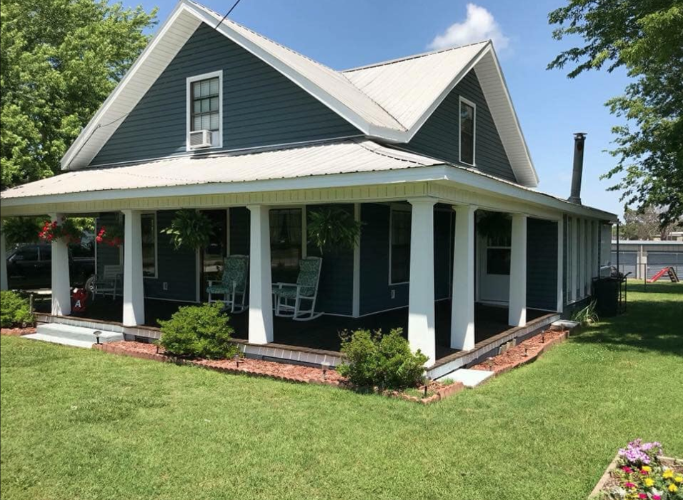 Mel Harris Roofing Company Logo