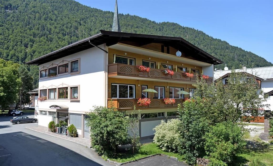 Gästehaus-Pension Bendler - Kirchdorf in Tirol, Dorfplatz in Kirchdorf in Tirol