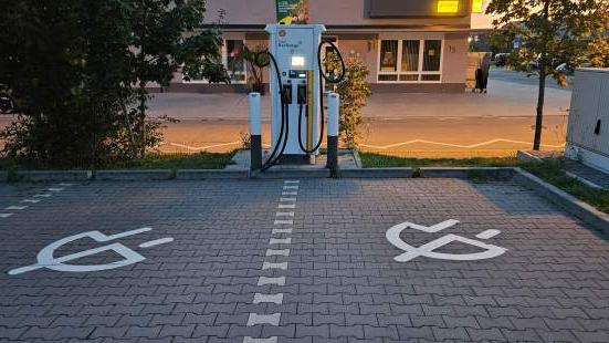 Shell Recharge Charging Station, Weiherweg in Oberhausen-Rheinhausen