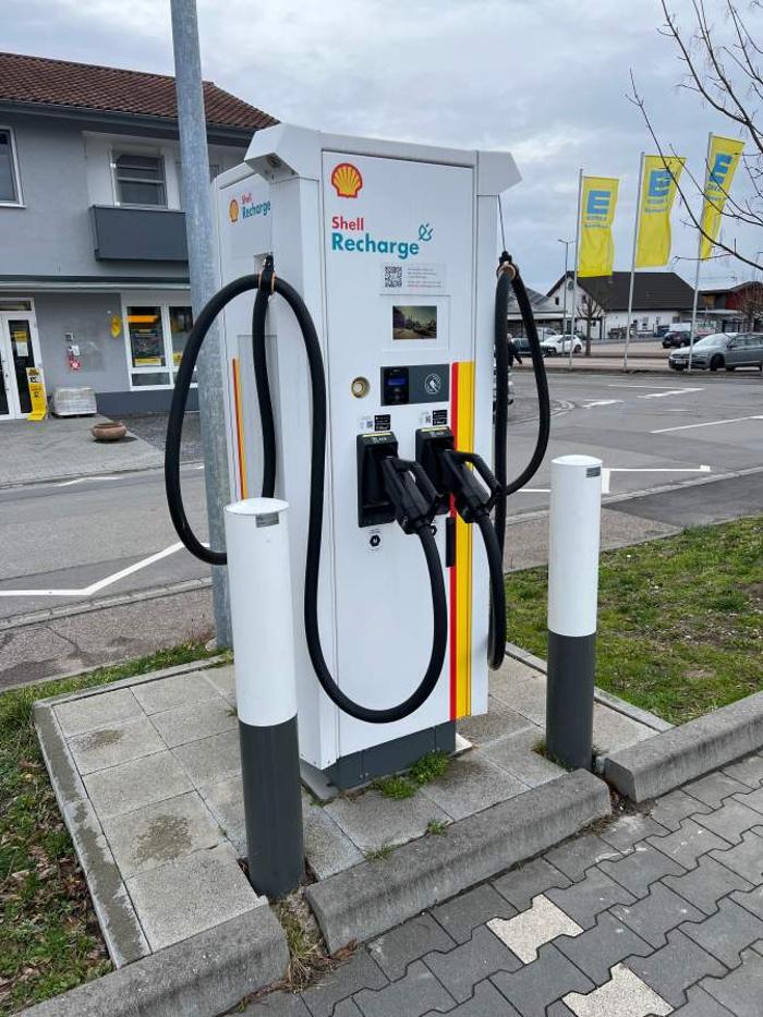 Shell Recharge Charging Station, Weiherweg in Oberhausen-Rheinhausen