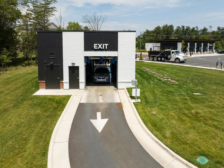 Get a car wash at Splash In located at 24755 Gum Spring Rd, Chantilly, VA! Don’t forget to grab some food inside at our café!