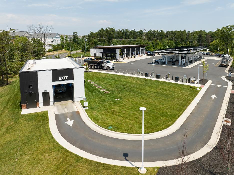 Get a car wash at Splash In located at 24755 Gum Spring Rd, Chantilly, VA! Don’t forget to grab some food inside at our café!