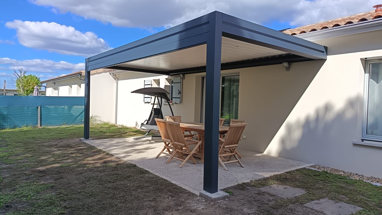 Pergola bioclimatique en aluminium, avec store. Chantier réalisé à Saint-Sulpice-de-Faleyrens