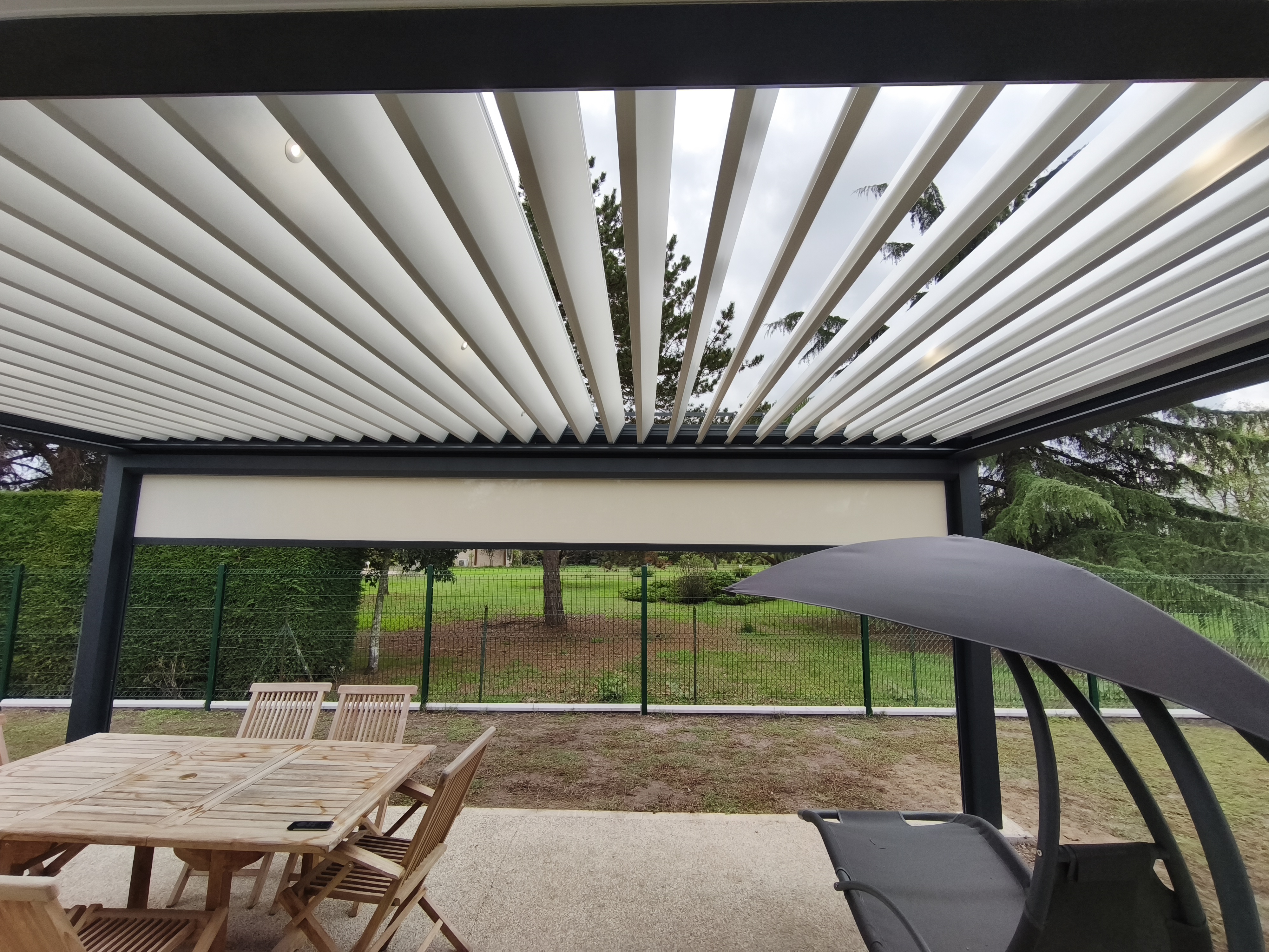 Pergola bioclimatique en aluminium, Lames orientable, store. Chantier réalisé à Saint-Sulpice-de-Faleyrens