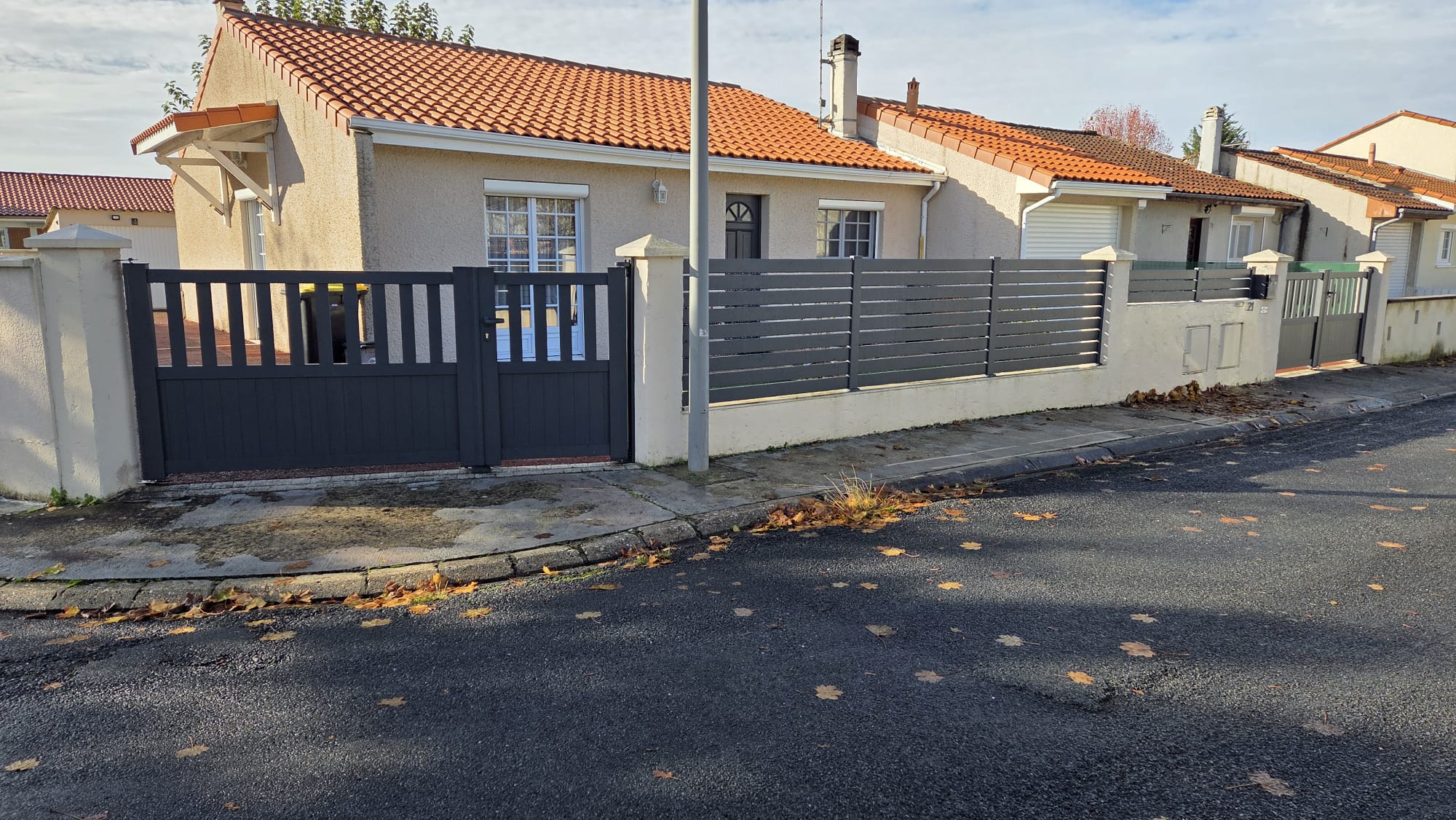 Clôture en aluminium sur muret et portail asymétrique en aluminium. Chantier réalisé à Libourne