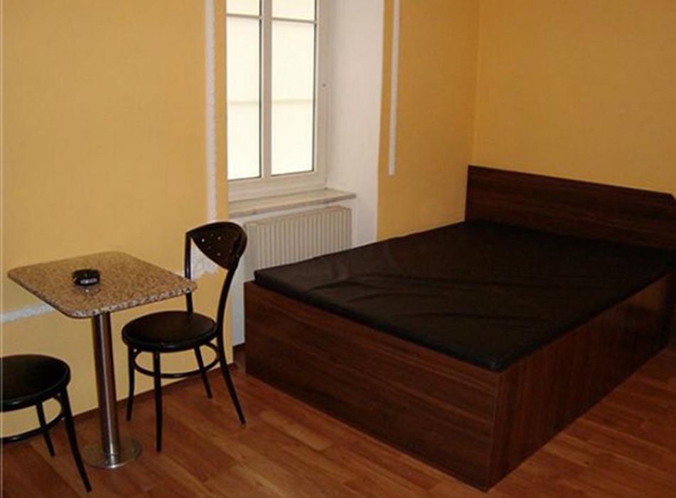 Laufhaus Zeltweg, Bahnzeile in Neuzeltweg