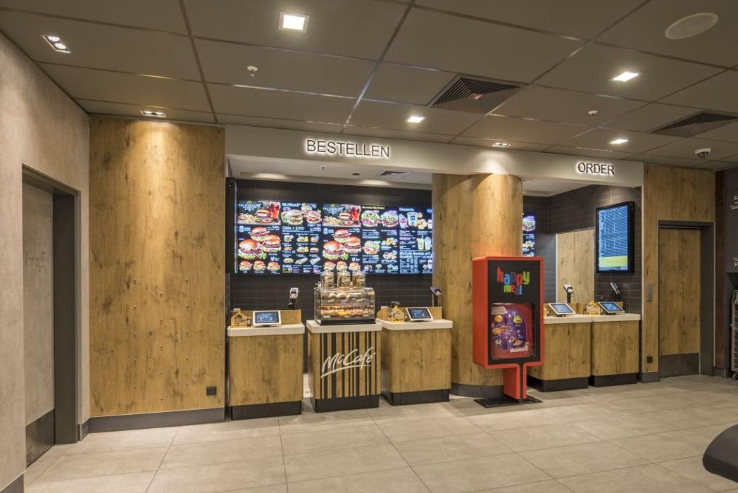 McDonald's, Konrad-Adenauer-Platz in Düsseldorf