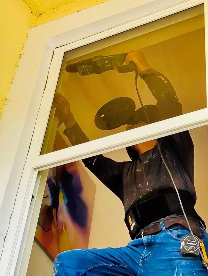 GM Door Window and Screen Image