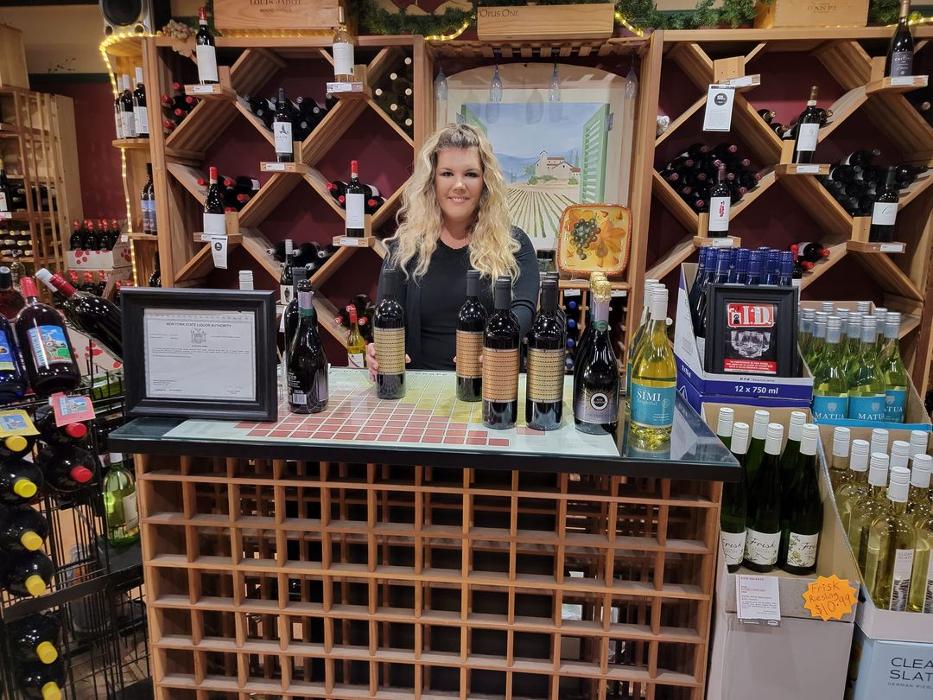 T & R Wines & Liquors Image