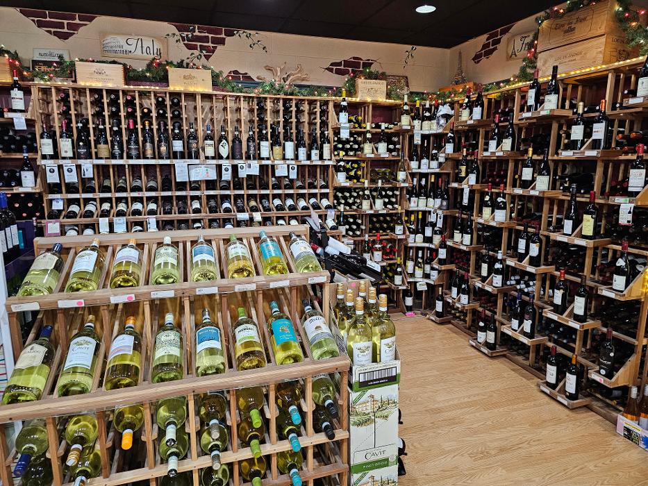 T & R Wines & Liquors Image