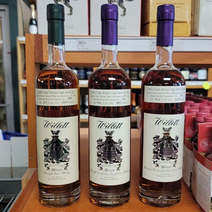 T &amp; R Wines &amp; Liquors Logo