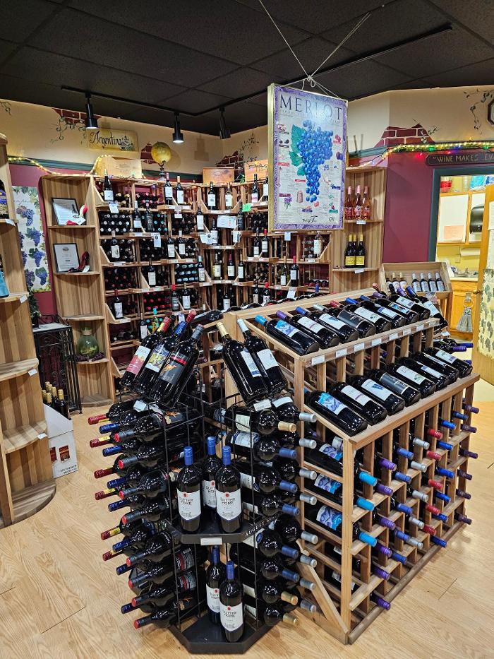 T & R Wines & Liquors Image