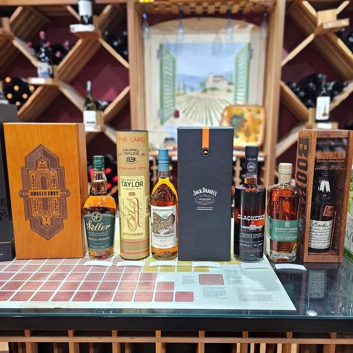 T & R Wines & Liquors Image