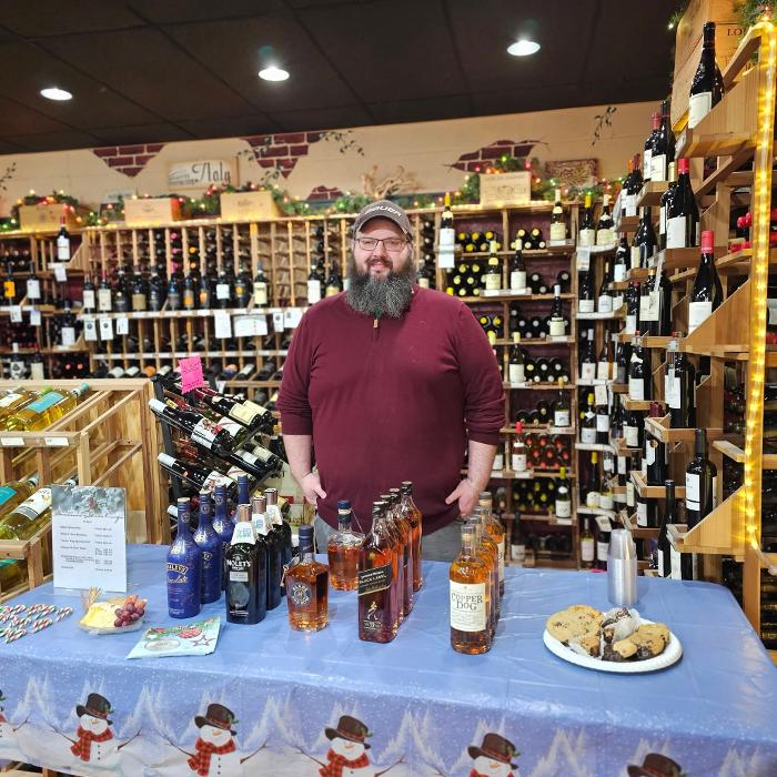 T & R Wines & Liquors Image