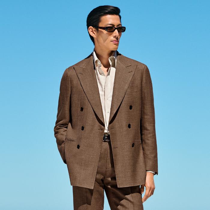 This mid brown suit is cut to a tailored fit with a natural shoulder, offering a slim chest and waist. Paired with straight leg trousers featuring a flat front and belt loops for a clean look.