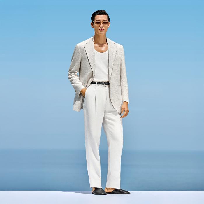 This light grey checked blazer is cut to a relaxed fit, offering a roomy chest and natural shoulders. It features a wide notch lapel, jetted pockets, and a single-breasted closure.