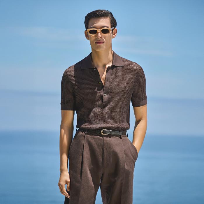 This mid-brown button polo sweater is tailored to a regular fit and features a textured knit design, short sleeves, and a classic collar.
