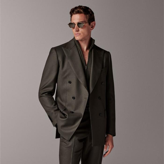 This dark green suit is cut to a tailored fit with a slim chest and padded shoulders. It features a double-breasted closure and peak lapel, paired with straight-leg, mid-rise trousers with belt loops.