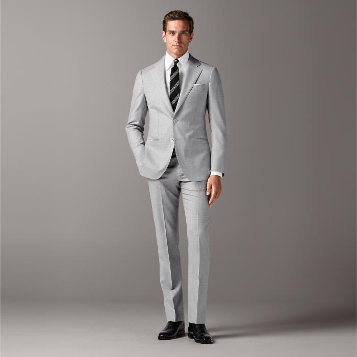 This light grey suit is cut to a tailored fit with structured shoulders for a streamlined silhouette, paired with slim-cut trousers featuring a flat-front design and side-adjusters.