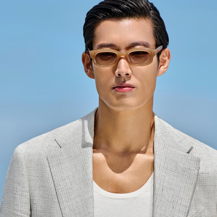 This light grey checked blazer is cut to a relaxed fit, offering a roomy chest and natural shoulders. It features a wide notch lapel, jetted pockets, and a single-breasted closure.
