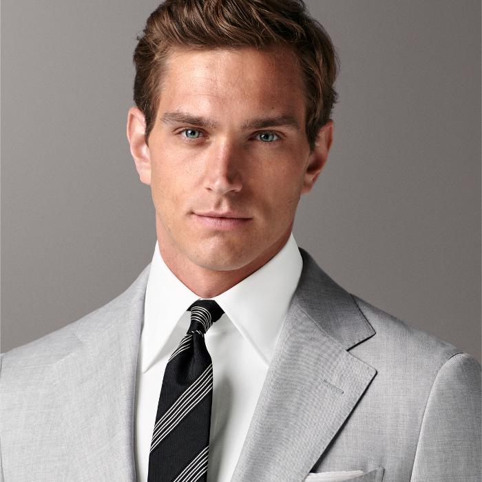 This light grey suit is cut to a tailored fit with structured shoulders for a streamlined silhouette, paired with slim-cut trousers featuring a flat-front design and side-adjusters.