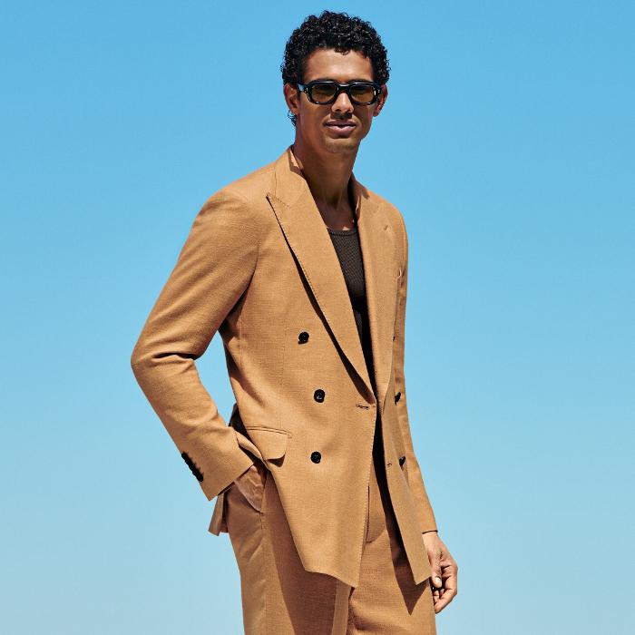 This orange suit is cut to a tailored fit with a padded shoulder for a sleek silhouette. Paired with wide leg straight trousers, featuring a single pleat and belt loops.