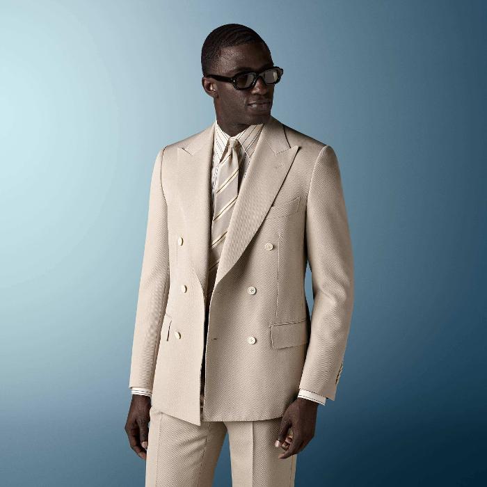 Wrinkle-Free 4-Ply wool delivers natural crease resistance and a refined drape, ideal for year-round wear.
