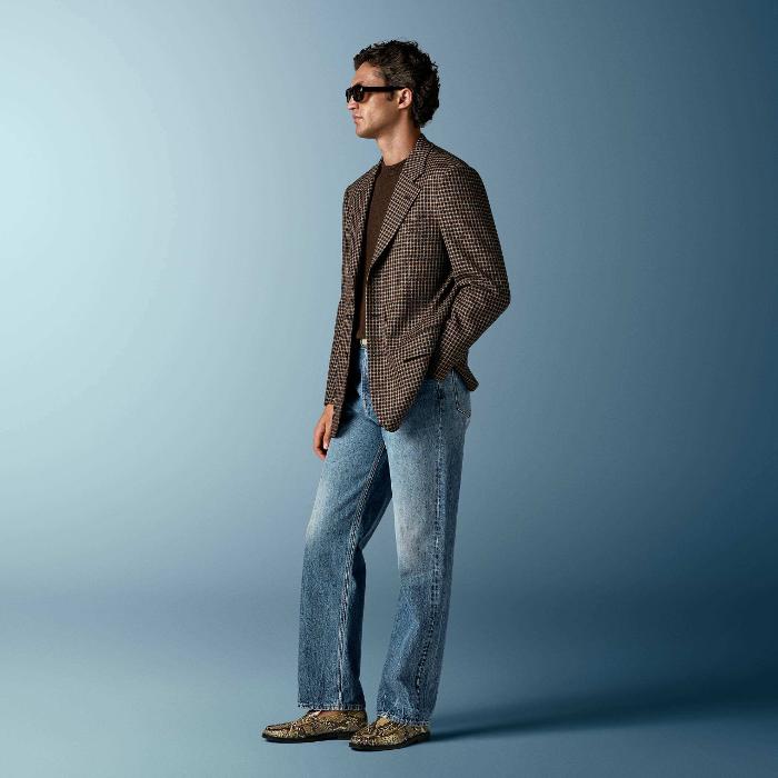 This mid brown checked blazer is cut to a relaxed fit — roomy through the chest and waist with a soft, natural shoulder — and features a notch lapel, patch pockets, and half-canvas construction.
