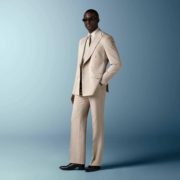 Wrinkle-Free 4-Ply wool delivers natural crease resistance and a refined drape, ideal for year-round wear.