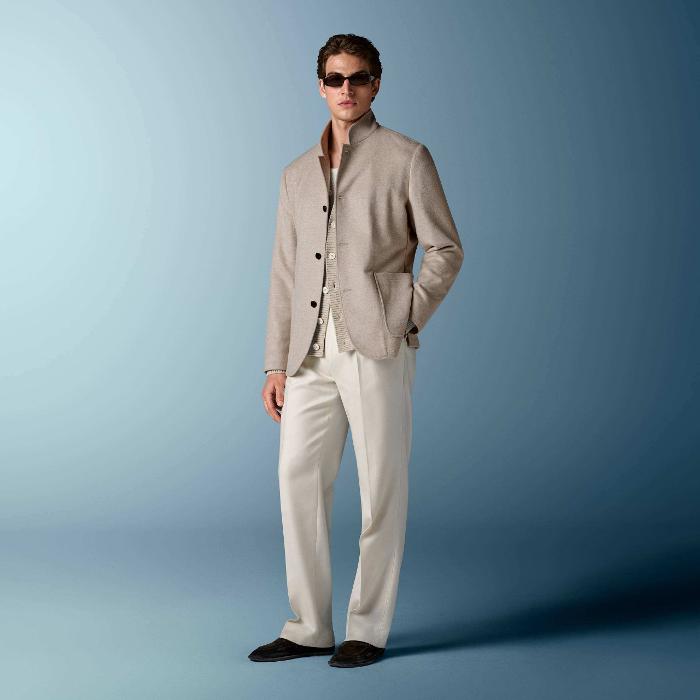 This sand blazer is cut to a relaxed fit for a comfortable, slightly looser silhouette with natural shoulders. It features wide notch lapels, patch pockets, and a single-breasted closure.