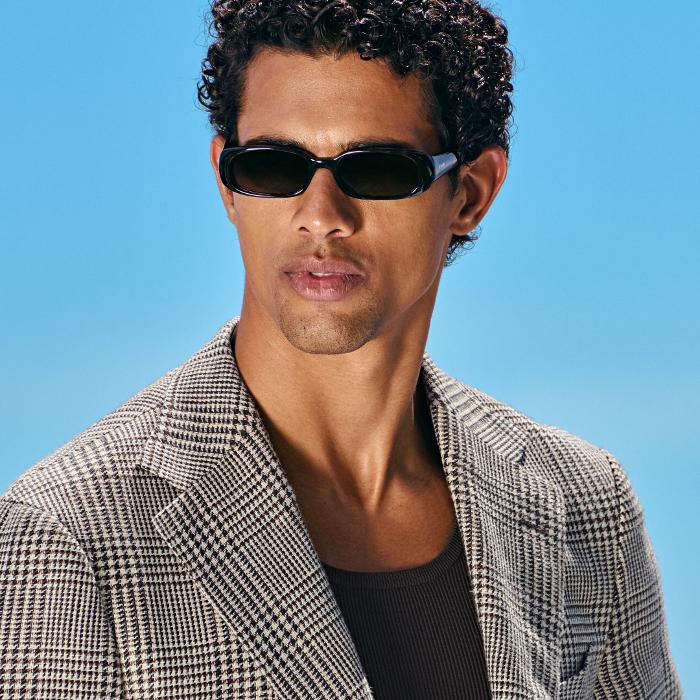 This mid-brown checked blazer is cut to a relaxed fit with a natural shoulder, offering a roomier chest. Features a wide notch lapel, jetted pockets, and half-canvas construction.