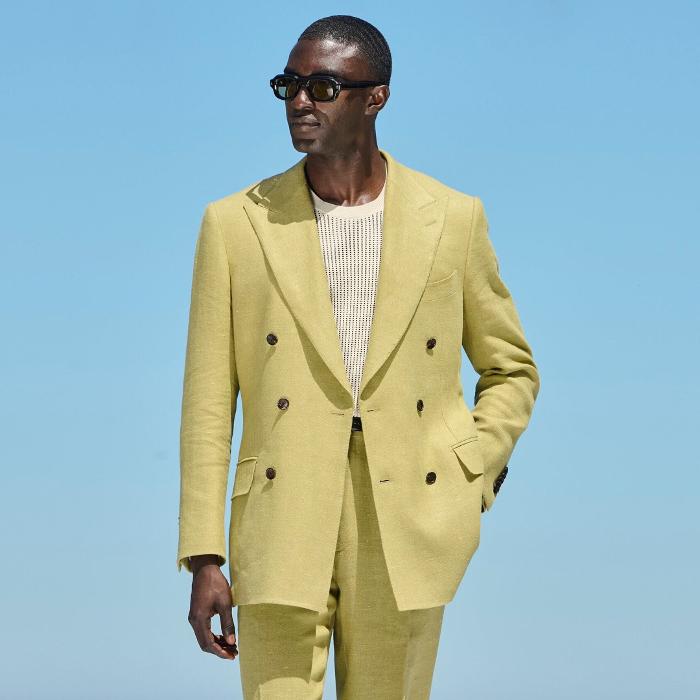 This light green suit is cut to a tailored fit with a padded shoulder for a fitted silhouette. Paired with wide-leg straight trousers featuring a high-rise and single pleat with belt loops.