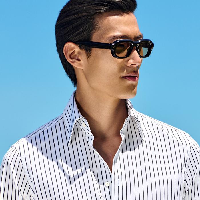 This white striped shirt is tailored in a slim fit and features a large point collar, single cuffs, and a French placket.