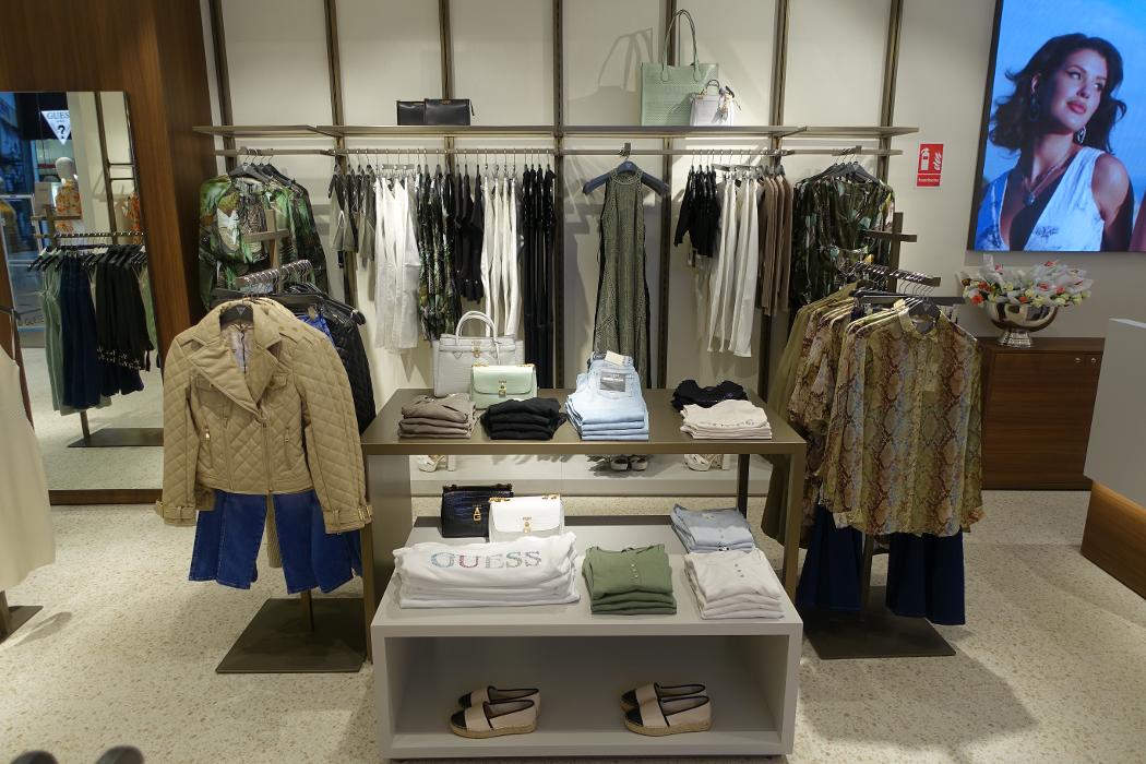 GUESS, Willy-Brandt-Platz in Augsburg